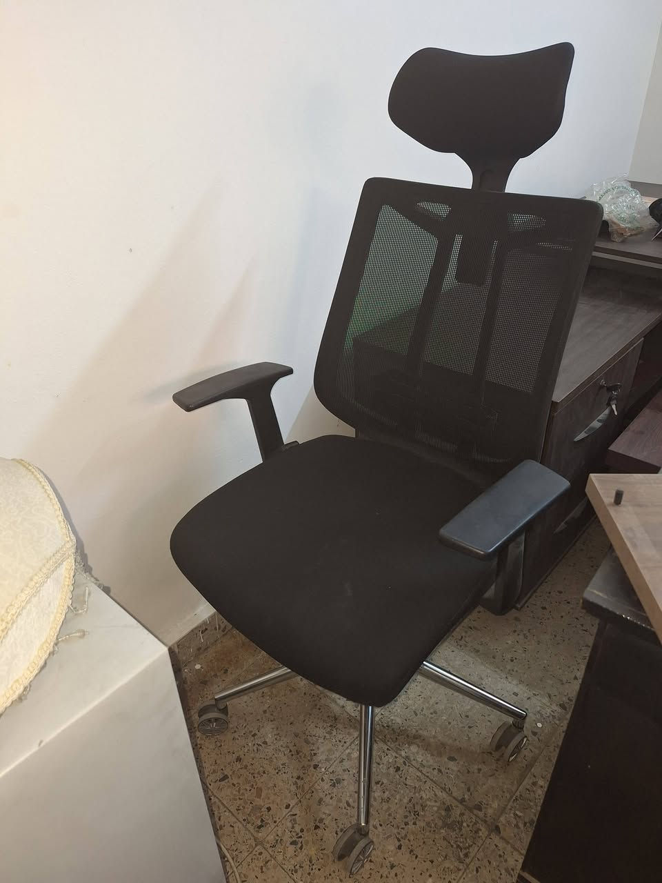 السعر مليون 
ميز مكتبي 
 سلفر
نظيف جدا
وكومدي جانبي
كونسول خلفي
كرسي 
طبلة وسطية

مكاني الكرادة 
***********
