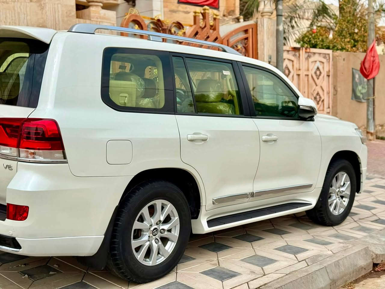 السلام عليكم
LAND CRUISER// 2017 / GXR
بريم أصل سيارة مكفولة كفاله عامه يمك السونار وشوف 
بوليش جديد والدواخل بعدهن ع وضع الشركه 
مواصفات ال GXR معروفه
سياره نضيفه وممشاها قليل بالنسبه الخواتها وبالخير ع الياخذها 
عنوان كوت مركز المدينة 
ما متواجد ع الخاص
للأستفسار ***********
