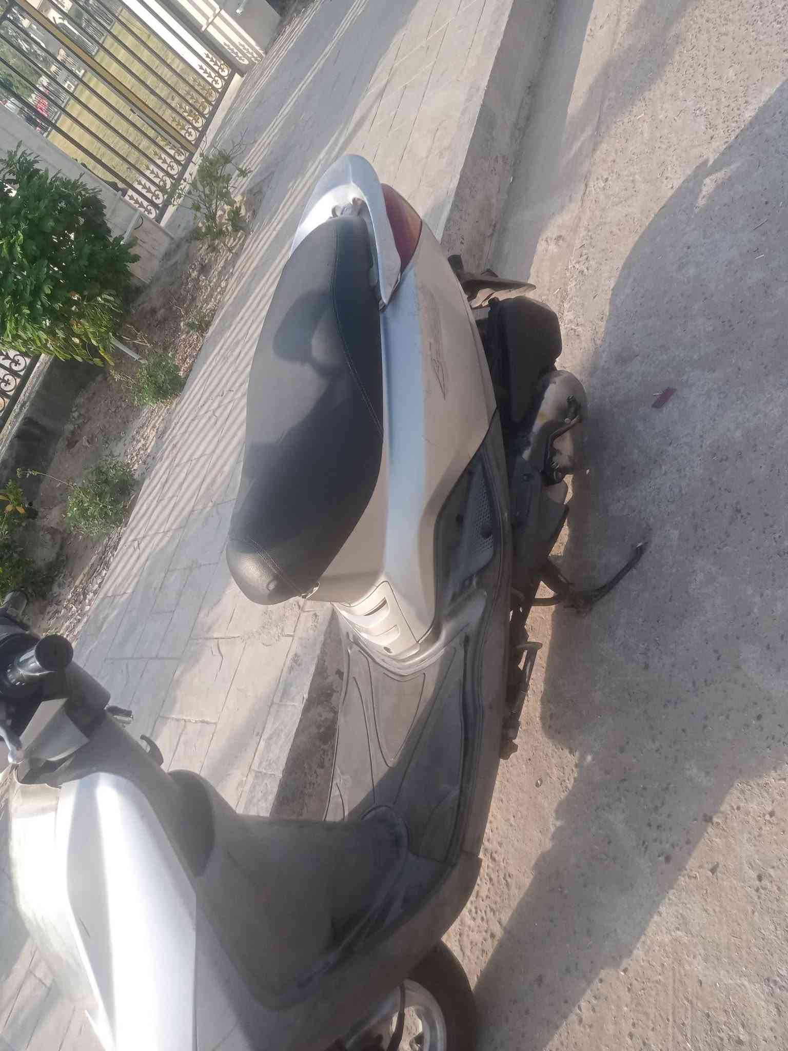 سلام عليكم دراجة بريز مال رمبه دراجة حلوه شلعه معدل فول مواصفات دراجة قفل ستيرن وقفل جنطه ويشتغل الاعداد مال سرعه ومال مانزين دراجة كلشي شغل بيه لا مفتوحةولا مجفته كهربائيات كله شغله سعره 700 وبيه مجال حك جيه المكان بغداد حي الاعلام قرب تقاطع درويش رقمي *********** واتساب
