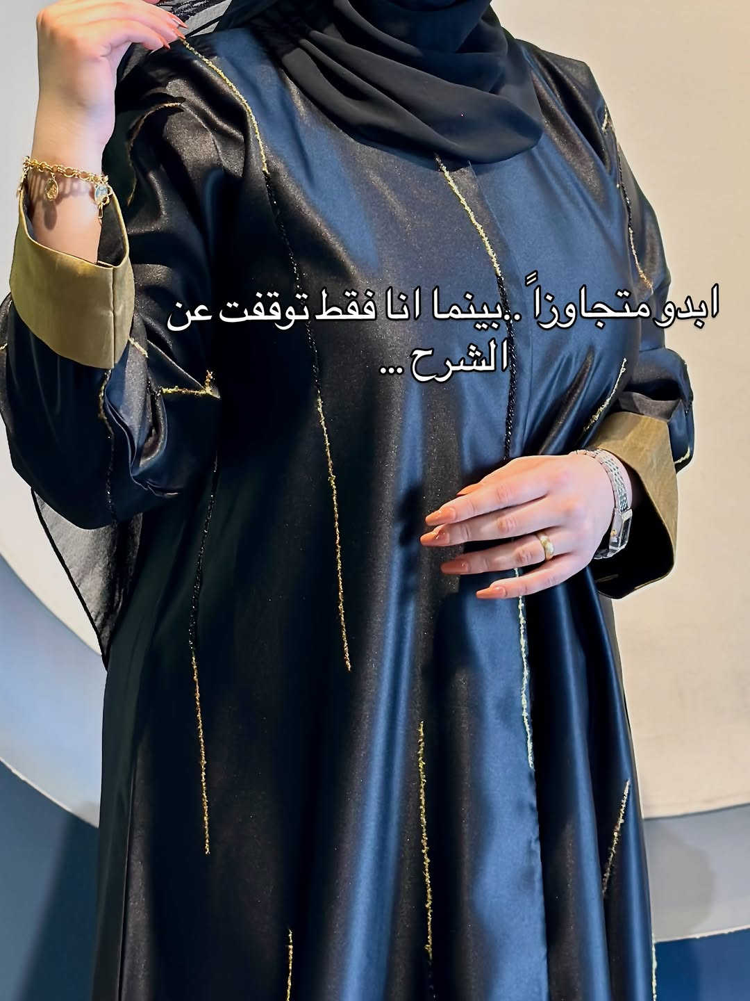 نسوي ترند العبارات ع عباياتنا الي نافذه كلها انتظروا الستوري ننشر فيها المتوفر😍🤚🏻

نص مكتوب في الصور:
- Pov: ربما لا يبدو علي لكنني .....
- اتذكر الطريقة التي قيلت بها الكلمات اكثر من الكلمات نفسها ..
- طالما ربحت نفسي.. لا تهمني الخسائر ...
- اواسي الجميع ولا اعرف كيف اواسي نفسي...
- مغرمة بنفسي كثيراً لدرجة ان رائحة عطري تغير مزاجي...
- ابدو متجاوزاً .. بينما انا فقط توقفت عن الشرح ...
- لا املك ترف الانهيار .. الوقفة اجبارية..
- أبالغ في العقلانية وانا كلي عواطف...
- اعلم ان الافعال هي التي تؤكد صدق المحبة اما الكلام فالجميع يتكلم!!
- ادرك ان كل شيء حولي يهدئ برائحة القهوة ☕