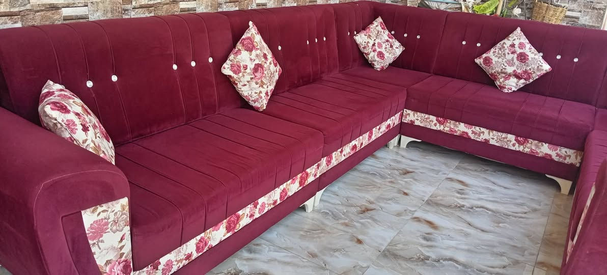 ديوان لون ماروني لونه يخبل وبسعر مناسب زاويتين وخشب عراقي ثقيل ***********
