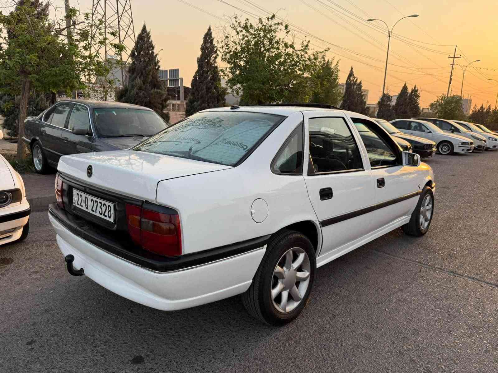 ڤیکترا ١٩٩٥
تەکسی بوە کرایتە خسوسی
گێر و مەکینەی بە شەرت 
مەکینە سەنی
رەقەم و سەنەوی نوێییە
لێدرانی نییە 
یەک دینار مەسرەفی نییە 
سعری ٤٧ وەرەقە و مەجال 
لە هەولێرم 

*********** أربيل, العراق
