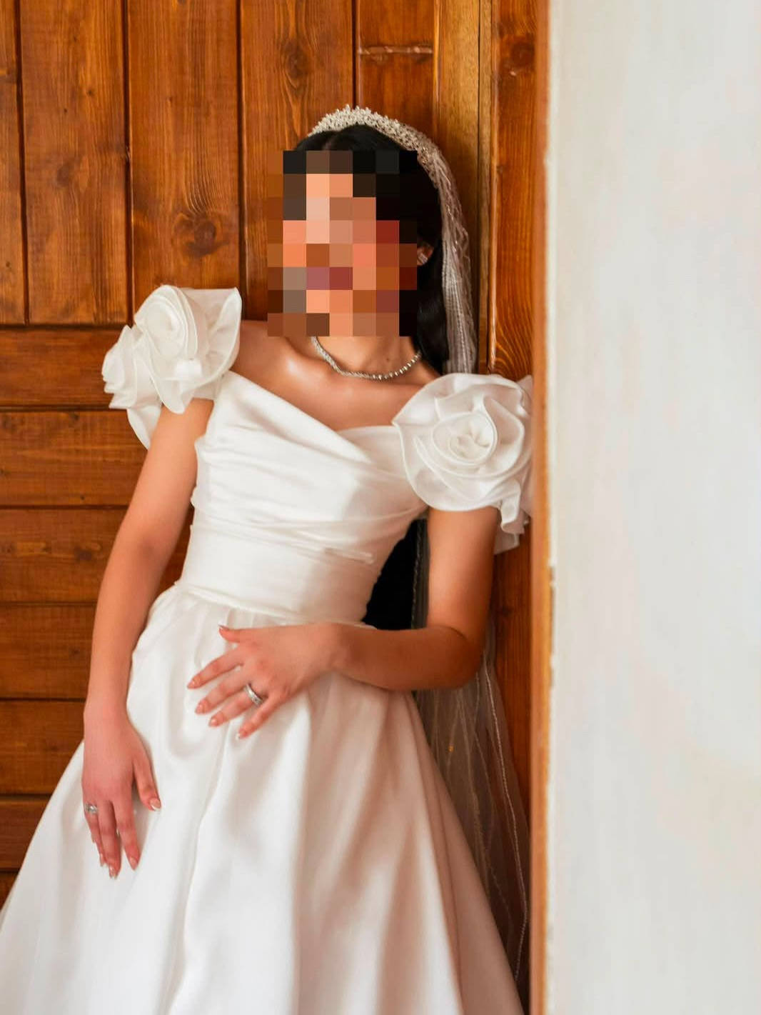 مكان الشراء : boutique , موسكو ، روسيا
قياس : s, xs 
سعر الشراء 3000$ 
سعر البيع ١.٥ مليون
التواصل
***********
قابل للتفاوض 
الفستان فقط
@sana.e.h
