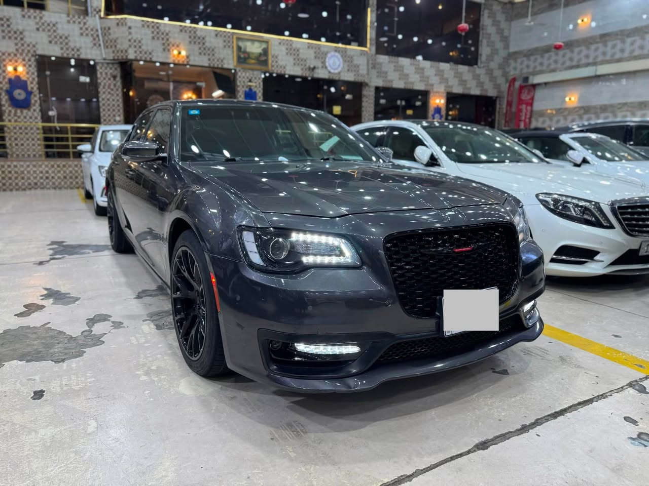 السلام عليكم…..
كلايسلر اوباما 2021  
وارد امريكي حادثها بس بنيد بدون دواخل 
وبيها كلير قطعتين  

دواخل
ماشيه 82 الف ميل
فئة الـ S فول عدا الفتحه :
بصمه

شاشة چبيرة 
دواخل جلد كهرباء
تدفئة مقاعد امامية  
نقط عمياء 
تشغيل عن بعد . 
رقم بغداد تحويل ثاني يوم
السعر 238 
عنوان الكراده 
رقم :***********
