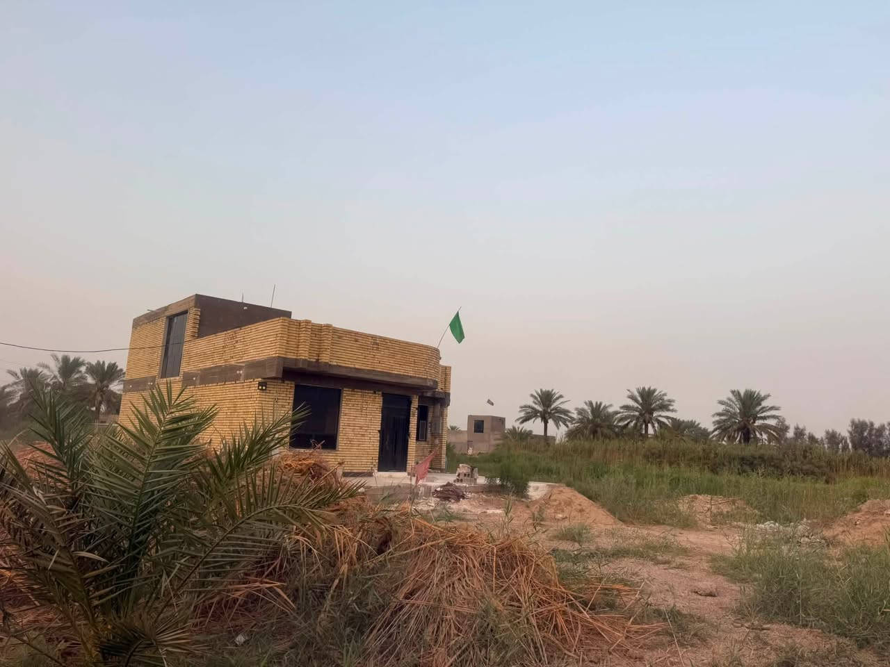( ٤ ) دوانم طابو زراعي في ( البو خظر ) 
بجانب ( محطة واسط الحرارية ) 
وجه على ( الشارع ) 
الوجه / ٧٥ م 
النزال / ١٣٣ 
مع ( دارين ) بناء طابوك - صب كونكريت بناء ( حديث ) 
يوجد - ماء - كهرباء 
مع ( بستان ) موقع مميز ( للسكن ) 
تحويل ( مباشر ) 

للاستفسار مراجعة مكتب ( غيدان ) للعقار  
واسط - الزبيدية - مقابيل حي ( الصناعي )  
***********  
*********** محمد سيد غازي
