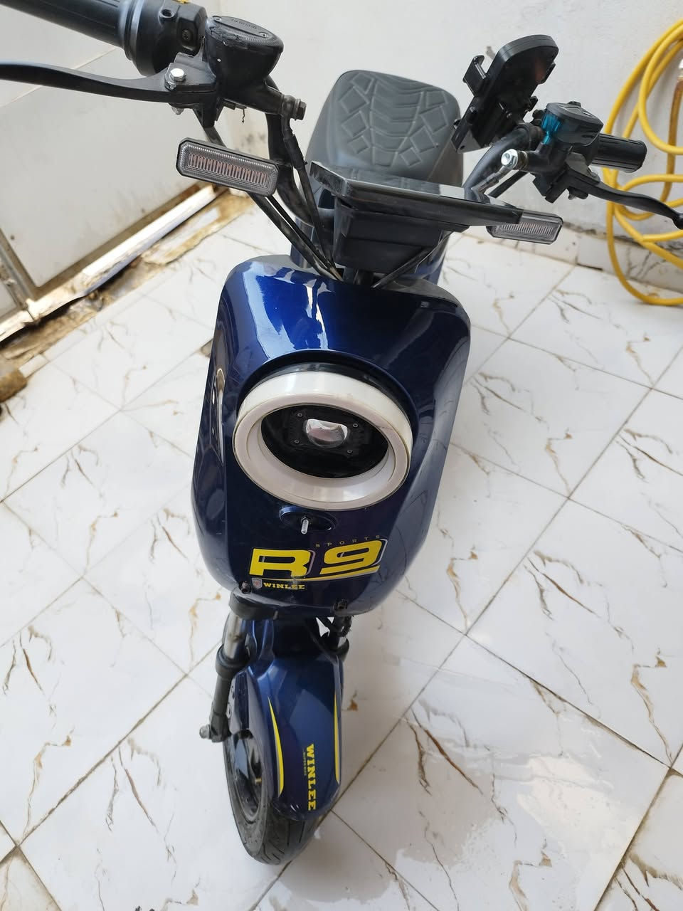 للبيع دراجة شحن Winlee R9 بحالة ممتازة ونظيفة جداً 🛵✨

​📌 المواصفات والمميزات:

• الماركة والموديل: Winlee R9

• اللون: نيلي / أزرق مميز

• الحالة: نظيفة وجاهزة للاستخدام بدون أي أشكال

• كشاف أمامي دائر إضاءة قوية + إشارات جانبية

• دبلات خلفية متينة لممتص الصدمات

• تحتوي على حامل موبايل

• دراجة اقتصادية وعملية جداً للتنقلات اليومية

​💰 السعر: 450 ألف (وبيه مجال للشراي الجاد)

للتواصل ***********1
