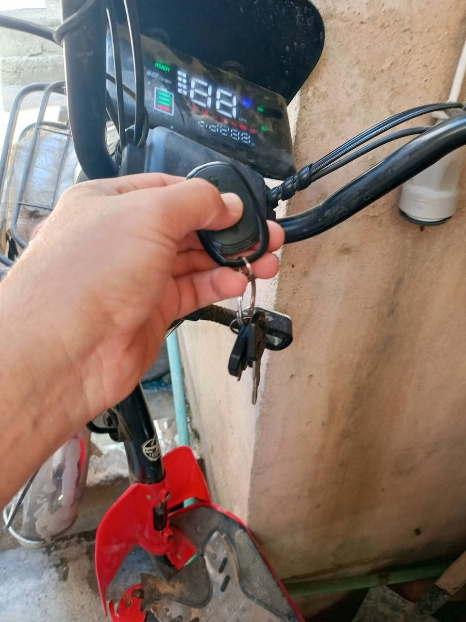 السلام عليكم ماطور شحن حجم 20 كلو شغل بصمه تايرايت جداد بطاريات خمس بس تعبانات السعر 100 الف مكاني ايسر حي الشرطه ***********
