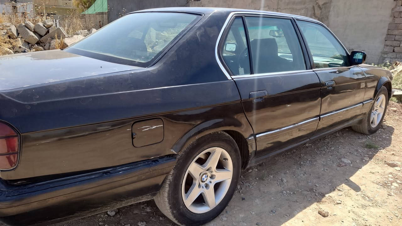 بي ام دبليو حجم 740 محرك 30 v8
بي ام اصل 740 محرك 30 v8 
بي ام دبليو اصل 740 بيها محرك ثمانية 30 السيارة حلوة وكاعدة مثل ما موضح بالصور شرط التحويل محرك شرط كير بي طبة انطيك كير فحم السيارة تمشي وين تروح بيها روح بس الكير بي طبة انطي فحم حتى لا يدوخ راسي طخم تايرات جديد طخمها فوك النص  .. بيها طخة بالجاملغ الامامي بسيطة يعني مو شواصي طخة بسيطة .. وصوندة الفلتر مال الدهن تزت دهن وبس الشراي يتصل *********** السعر 42 وبيها مجال

