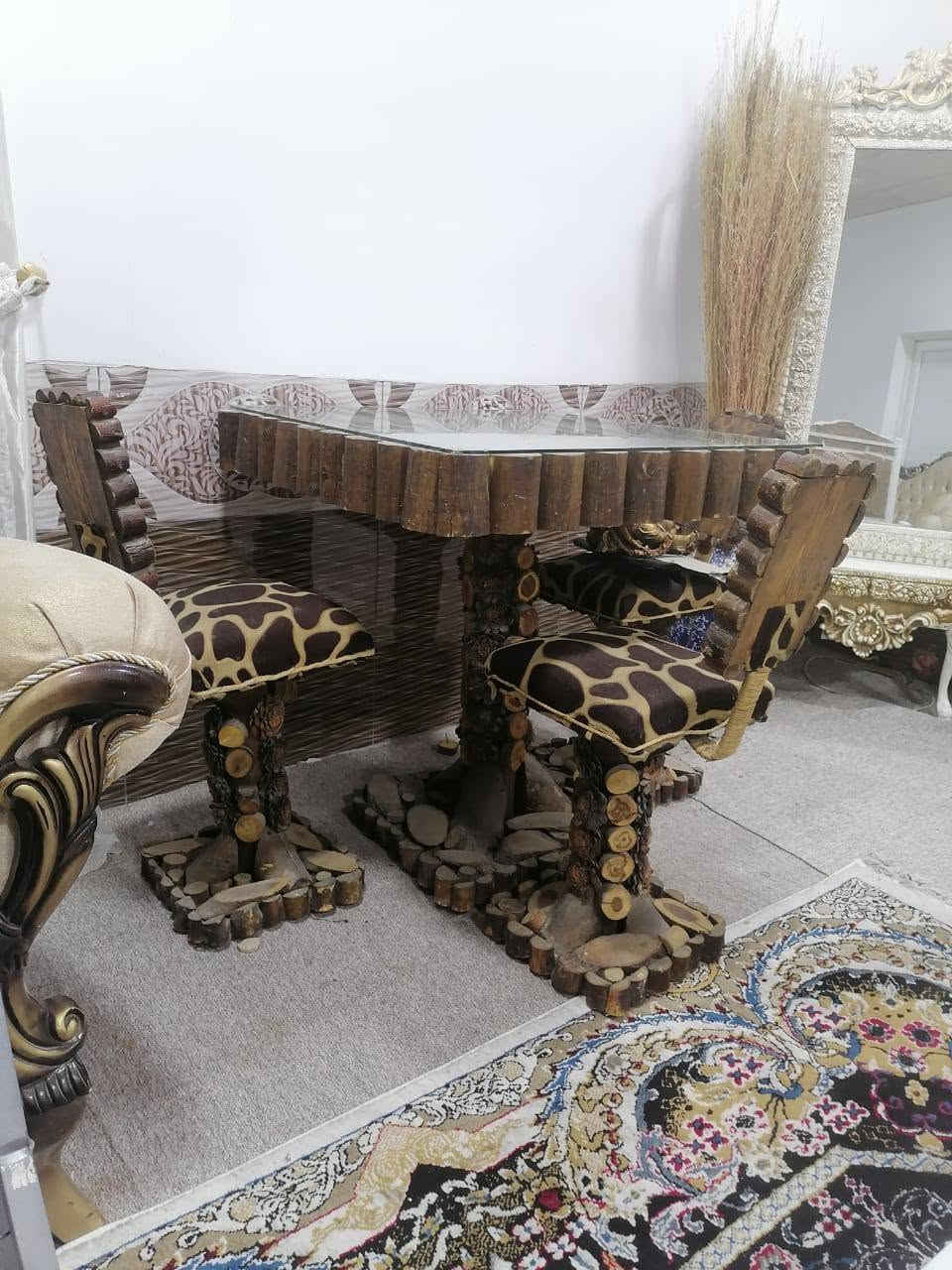 سلام عليكم ميز طعام مع ثلاث  كراسي شغل يدوي خشب انناس نظيف كولش السعر ٧٥٠٠٠  مكاني  كربلاء البوبيات مقابل اسواق البرتقالة @الاتصال ***********@
