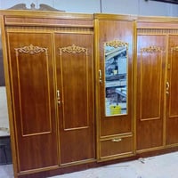 بابل شارع ٨٠ • غرفة خشب