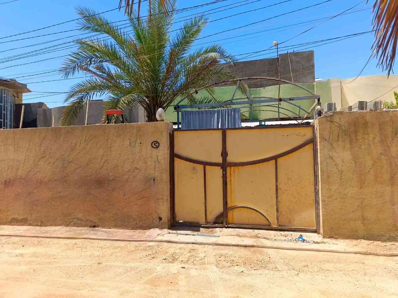 دار (( للبيع )) كربلاء المقدسه 
         (( طريق بغداد -كربلاء عامود 128 خلف مدينه سيد الاوصياء فرع اسواق الدولار )) 
         (( طابو زراعي اقرار محكمه تدوير مباشر مع صاحب الدار  )) 
--------------------------------------------------------------------------
المساحة  ((   225 متر   -البناء 110. -الحديقه 115 )) 
السعر      ((  115 مليون مَعٌ المَجِآلَ )) 
--------------------------------------------------------------------------
يتكون من  :
طابق ونصف 
الطابق الاول 
غرفه +صاله+ استقبال+ مطبخ حار خارجي ومطبخ بارد داخلي
حمامات داخليه خارجيه كراج +حديقه
نصف طابق فوك.***
غرفه +صاله +حمامات +سطح 
--------------------------------------------------------------------------
           (( ملاحظة )) 
البناء صب كونكريت مسلح
طابوق 
عرض الشارع 6متر 
#ماء+مجاري +كهرباء باب البيت +مولد ذهبي
--------------------------------------------------------------------------
للاستفسار الاتصال على الإرقام
***********رقم صاحب البيت 

--------------------------------------------------------------------------
