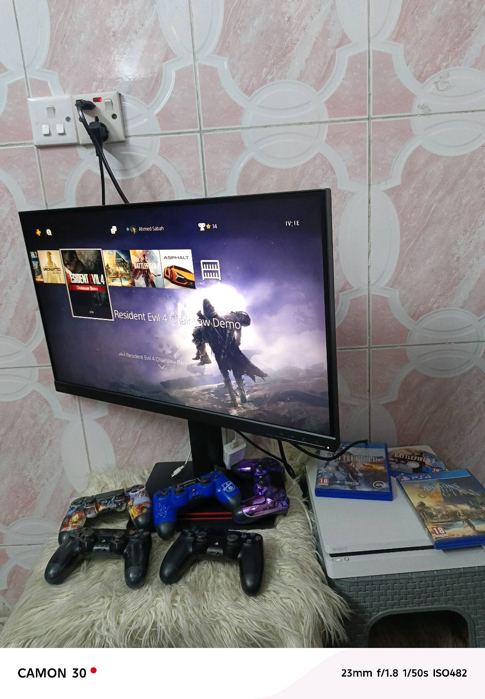 🎮 عرض كيمجي متكامل ومميز للبيع! 🔥
​بلايستيشن 4 سليم (PS4 Slim) سعة 1 تيرا مع الشاشة، الألعاب، و5 جوجستكات (أجهزة تحكم)! جهاز نظيف جداً وأخو الجديد (بدون كارتونة)، ومعروف بكامل ملحقاته والكابلات والدجتل.
​📋 تفاصيل العرض الكاملة:
​الجهاز: بلايستيشن 4 سليم بذاكرة 1 تيرا (1TB).
​أجهزة التحكم: 5 جوجستكات متوفرة مع الجهاز.
​الأقراص المادية: 3 أقراص ألعاب متضمنة في العرض.
​الشاشة: شاشة ألعاب متحركة
 (بلازما) واضحة وممتازة ملحقة مع الترتيب الكامل للكابلات.
​الألعاب الرقمية المثبتة (كما تظهر في الفيديو):
​Little Nightmares & Little Nightmares II
​Asphalt Legends
​Assassin's Creed Origins
​Battlefield 4 & Battlefield 1
​Destiny
​eFootball
​Fall Guys
​Far Cry 6
​Fortnite
​Moto Racer 4 Demo
​Resident Evil 2 (R.P.D. Demo)
​Resident Evil 3 Demo
​Resident Evil 4 (Chainsaw Demo)
​Resident Evil Revelations 2
​Roblox
​Street Fighter 6 Demo
​Tom Clancy's Rainbow Six Siege
​Uncharted: The Nathan Drake Collection
​💰 السعر الإجمالي: 300,000 دينار عراقي فقط للبليستيشن مع الشاشة والـ 5 جوجستكات وكافة الملحقات.
​📞 للتواصل والاستفسار:
متواجد للرد على (واتساب فقط) عبر الرقم:
*********** عنوان بغداد الكرخ بغداد.