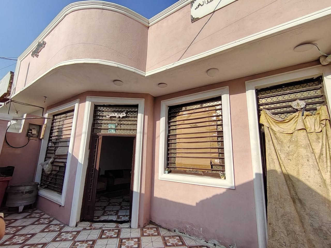 السلام عليكم دار سكن للبيع ركن في الكوت منطقة حي الحكيم البناء درجة اولى نزلة علاء غريب مساحتة 150م وشارعة 10م البناء طابوق درجة اولى والسقف صب مسلح والارضية والجدران سيراميك ويتكون البيت من غرفتين نوم وصالة واستقبال ومطبخ وصحيات داخلية وخارجية والسطح اشتايكر ومرقم من قبل البلدية السعر 67 وبي مجال الاستفسار الاتصال على هذا الرقم ***********
