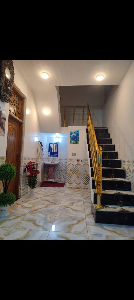الدار للبيع المساحه الكليه 200متر بناء طابوك وصب تسليم مفاتيح ثاني يوم بعد البيع//  طابو زراعي سند 25// تريده مع الاثاث او بدون اثاث حسب رغبه المشتري 
البيت متكون من {{ استقبال+ صاله+ غرفتين نوم+ مطبخ داخلي وخارجي+ مجمع حمامات داخليه وخارجية}}
🔴 يبعد عن شارع العام مسافه { 10 امتار} عرض شارع 8 أمتار 
🔴الموقع طريق المعاره بالقرب من حسينيه السجاد// 
* السعر خاص او اتصال 
** الاستفسار أكثر خاص او اتصل ***********
