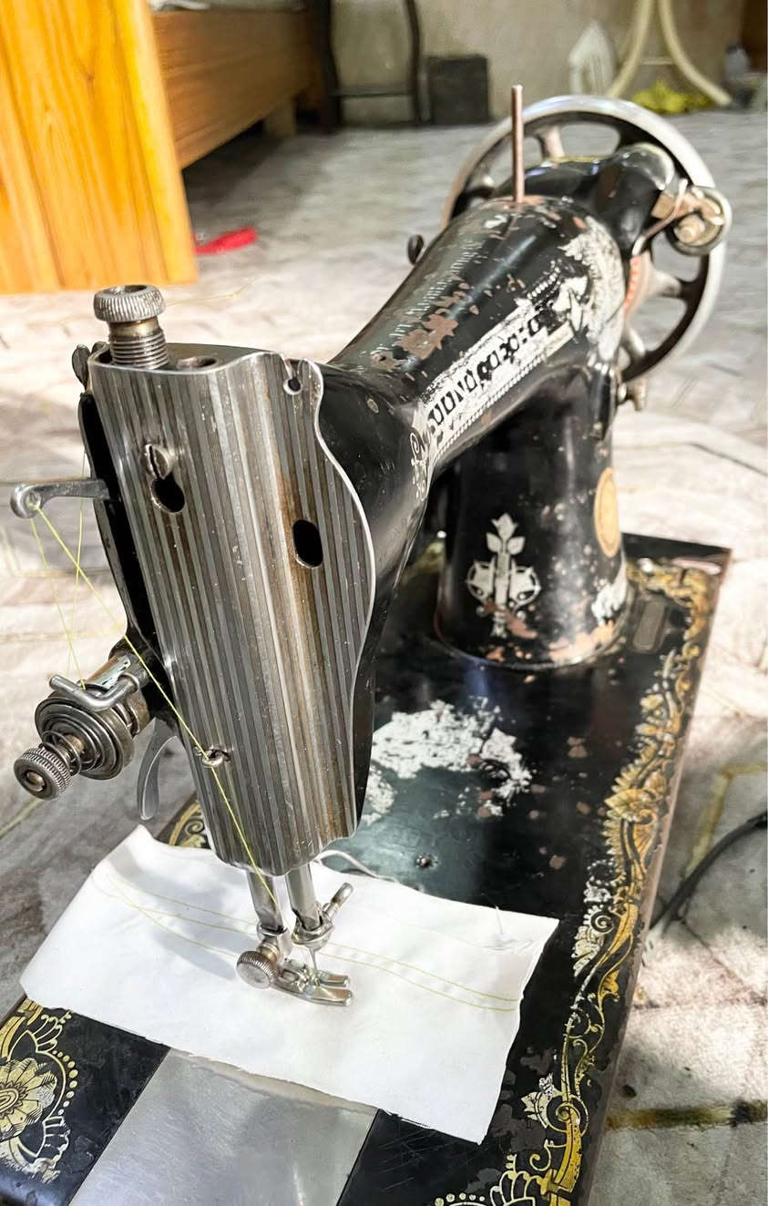 ماكنة خياطة سنجر إنگليزي انتيك  صنع عام 1942 تخيط جميع أنواع الاقمشه تعمل بالكهرب ( ماطور دواسه) السعر 75 ألف للمهتم خاص *********** المكان كركوك كركوك, العراق
