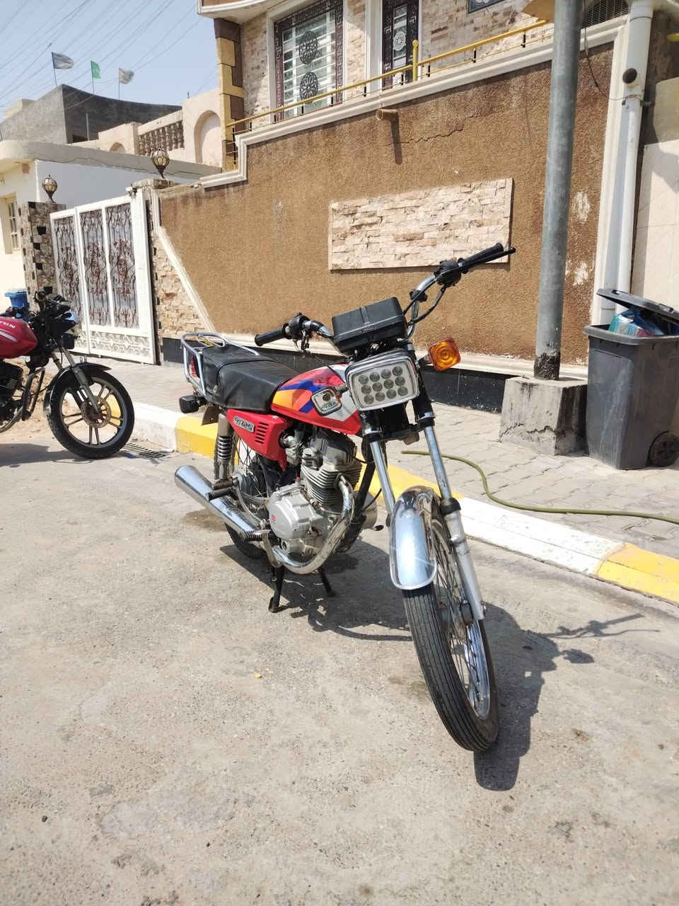سلام عليكم 5 كير للبيع موديل 18 أوراق اصولي مكينه تخبل لاتنقيص ولاتبخير ولانظوح كهربائيات شغاله باتري لبارحه شاده نص نكره سلف تشتغل مكاني كوت *********** السعر ٥٥٠ وبيها مجال

