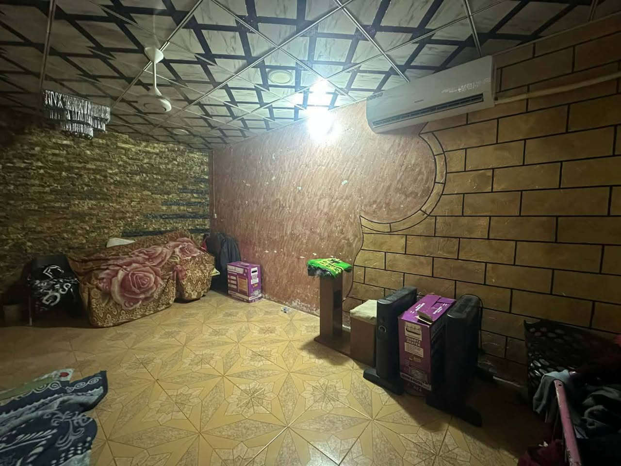 البيت للبيع  مكان حي حورا شارع ابو فضل بل بدايه لبيت مساحه 200م يتكون من غرفتين ومطبغ وستقبال وهول  بناء قديم  لبيت حر مامطلوب  بيع او مراوس  بيت احدث حتلو مطلوب سكان  ***********
