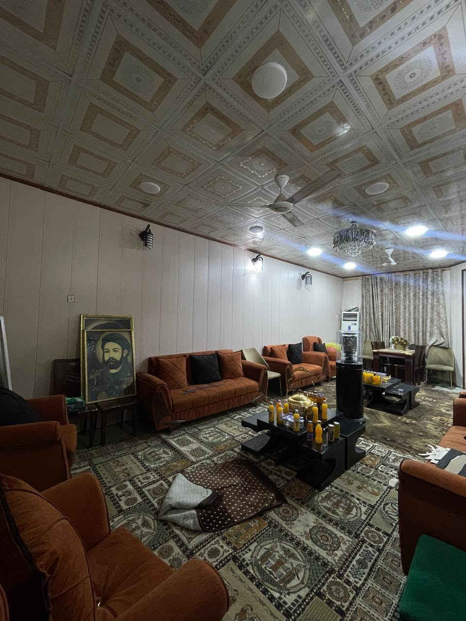 العنوان بابل  الكفاءات خلف شارع المهندسين
تفاصيل 
طابق الاول 
غرفتين + صالة  +هول+مطبخ حار وبارد ومجمع صحيات 
الطابق الثاني 
3 غرف نوم ومجمع صحيات + مخزن صغير 
وصحيات خارجية 
***********
