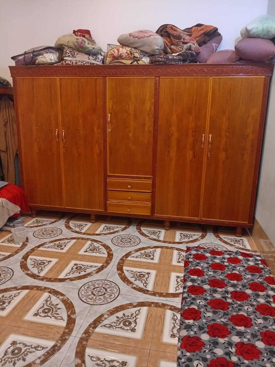 غرفه حطاطه نضيفه للبيع العنوان الرمادي الزراعة قرب الجنسيه الموحده السعر 375
***********
