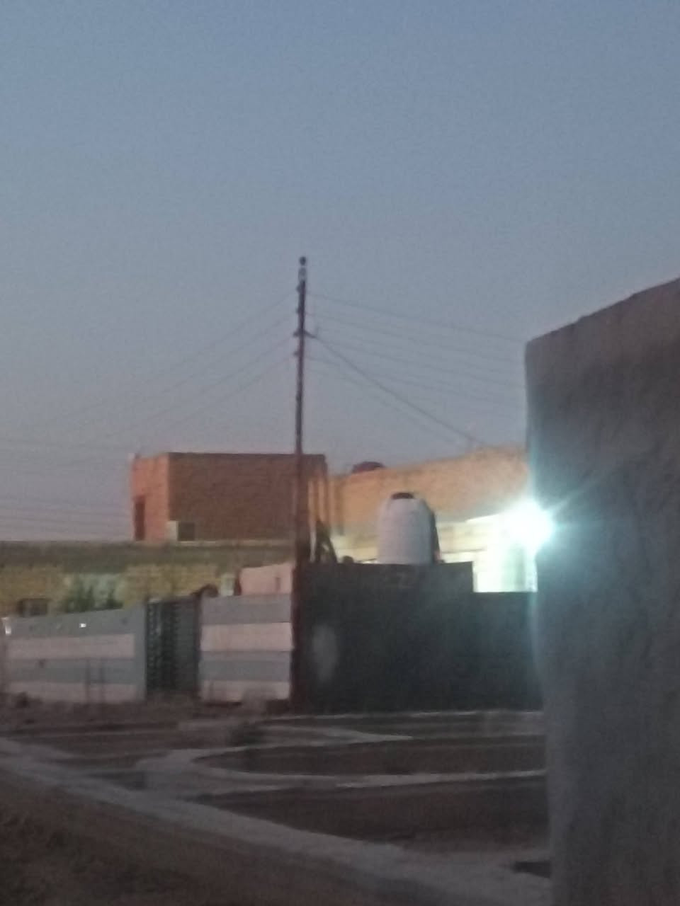 قطعه ارض زراعي  حاوي العباس بتلو غرفتين صاله مطبخ ديوانيه  175متر مسافه ع تبليط 300متر  كهربا فوكاهه مي بشارع  ***********
