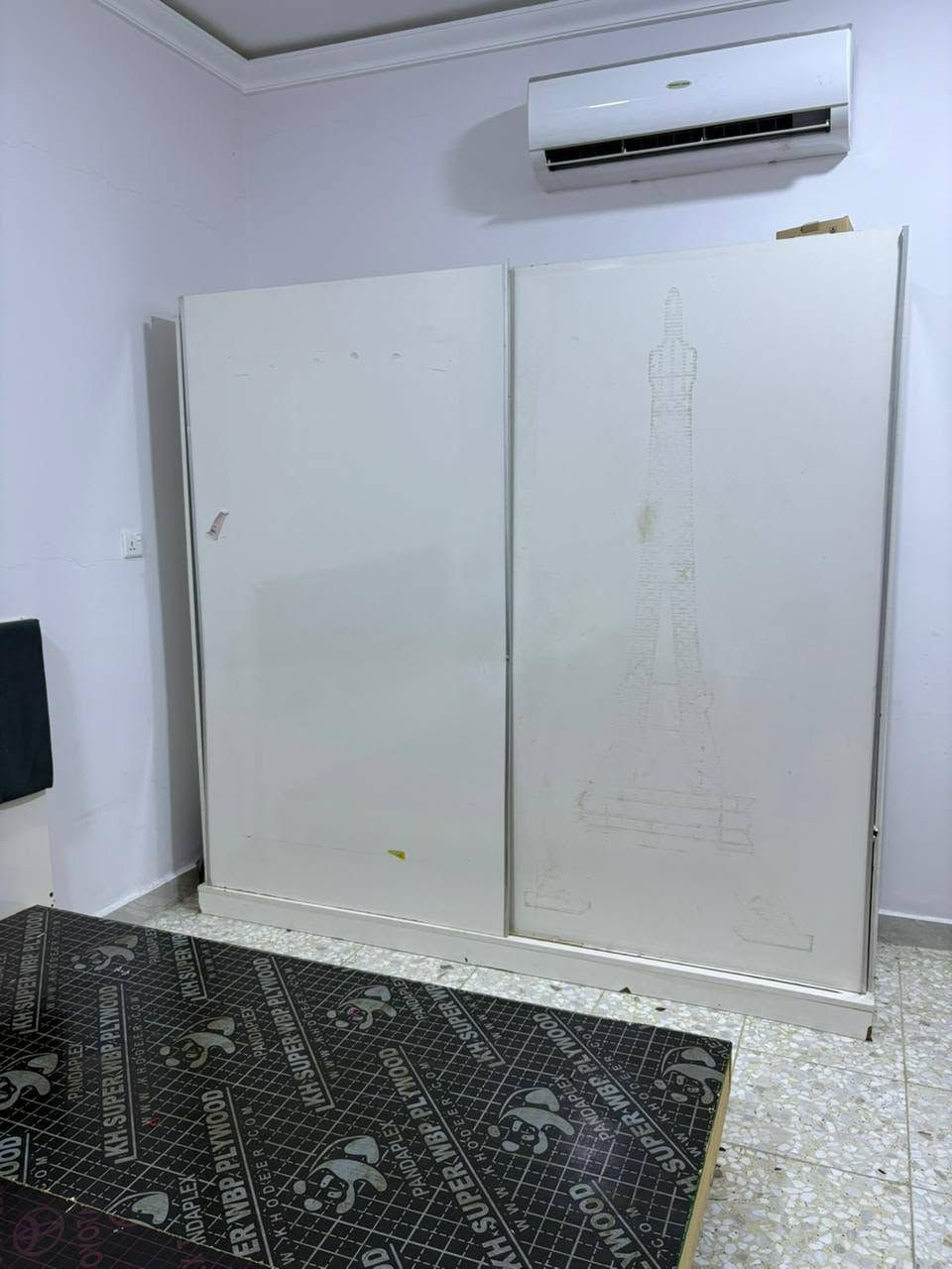 كلهن ب200الف قنفه وجربايه وكنتور .لجربايه  تفصال ثقيل  .قنفه نظيفه وگعدتها مريحه براند .ولكنتور مابي كسر بس سجج الباب لجوه مكانهن محفور 
*********** مكاني الحسينيه
