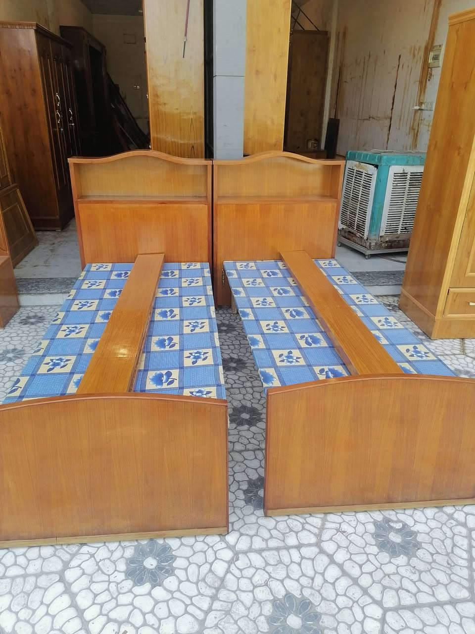تخت نفر مستخدم نظيف عدد 2 شغل توكمه معرض ابو حسن حي السكر مقابل ساحه غاز السكر ت *********** مستعدون لشراء غرف النوم والكناتير المستخدم
