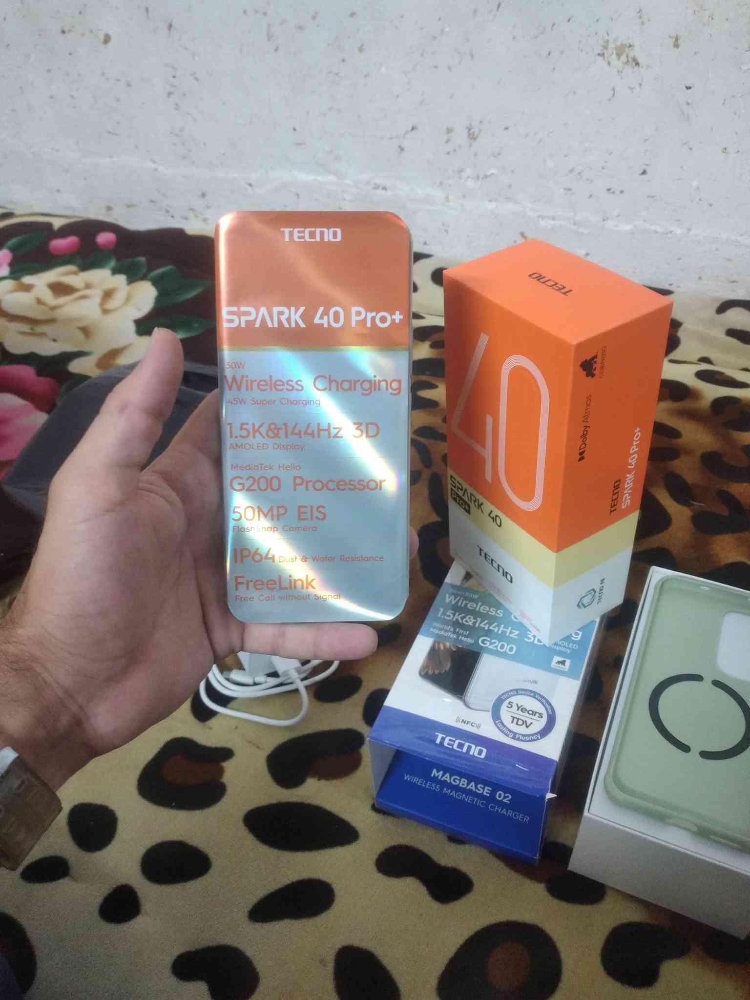 السلام عليكم ورحمة الله متوفر... 

تكنو سبارك 40 برو بلاس 

TECNO SPARK 40 Pro+

ذاكره 256 
الذاكره العشوائيه 12
سعة البطاريه 5200 ملي امبير
الشحن الذكي السلكي السريع  45 W  واط
الشحن اللاسلكي 35 W واط
رام 8 + 8 
معدل تحديث الشاشه 144HZ هرتز 
قياس الكميرا الخلفيه 50 MP ميكابكسل
الكميرا الاماميه 20 MP ميكابكسل
شريحتي سيم كارت 2 SIM
اللون فستقي 💚
النظافه 100/100 

الموبايل انفتح من الكارتونه قبل 4 ايام مشحون 3 مرات فقط... تواصل واتس آب.. 

***********
