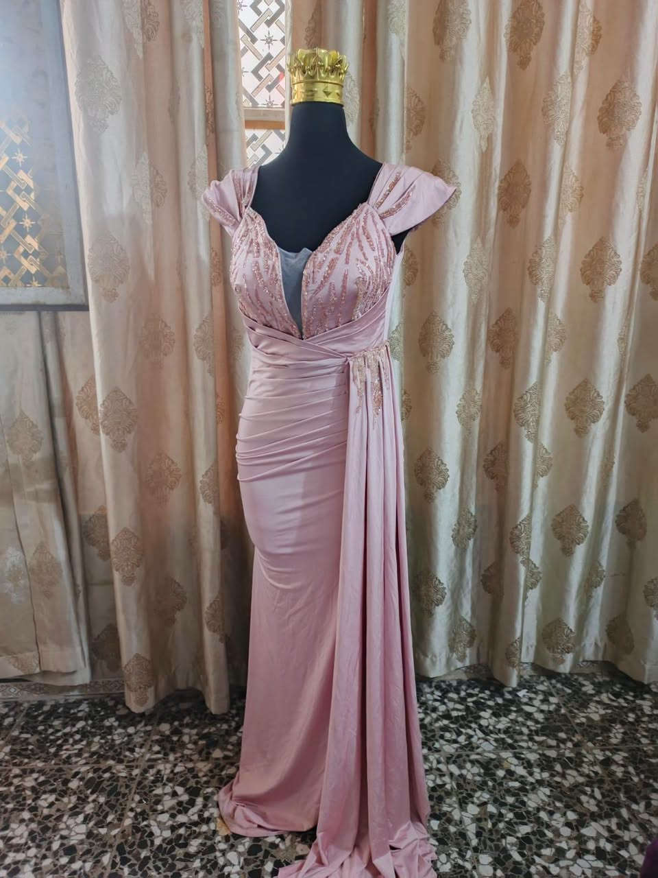 الفستان  10  مستخدمات  شي  قليل  قياس  لارج  يوجد  توصيل
