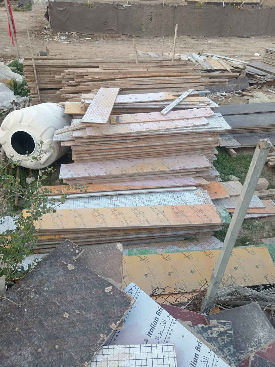 السلام عليكم
بلاويد جسر يطالي قياس ٦٠ ٤٠ ٣٠
بلاويد اسود 
سير تلاث بتلاث مقاصير طول اربع
مقاصير متر ومرتين وثلاث كل
مكص وعواجه كهربائي
سعر مناسب
مكان بابل
***********
