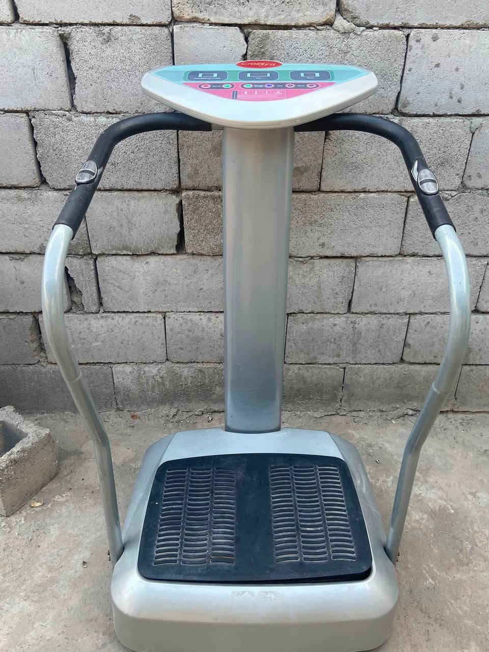 هذا الجهاز يُعرف باسم جهاز الهزاز الرياضي أو منصة اهتزاز الجسم بالكامل (بالإنجليزية: Vibration Plate أو Crazy Fit Massage).
أبرز استخدامه واستخداماته:
 * طريقة العمل: يقف المستخدم على المنصة، وتقوم بالاهتزاز بدرجات وثبات مختلفة لإحداث انقباضات سريعة في العضلات.
 * الاستخدام الشائع: يحرّك الدورة الدموية، ويُستخدم في تمارين التخسيس، وحرق الدهون، وتنشيط العضلات، وتحسين مرونة الجسم.

المهتم يراسلني خاص ***********
مكاني البصرة وماعندي توصيل
