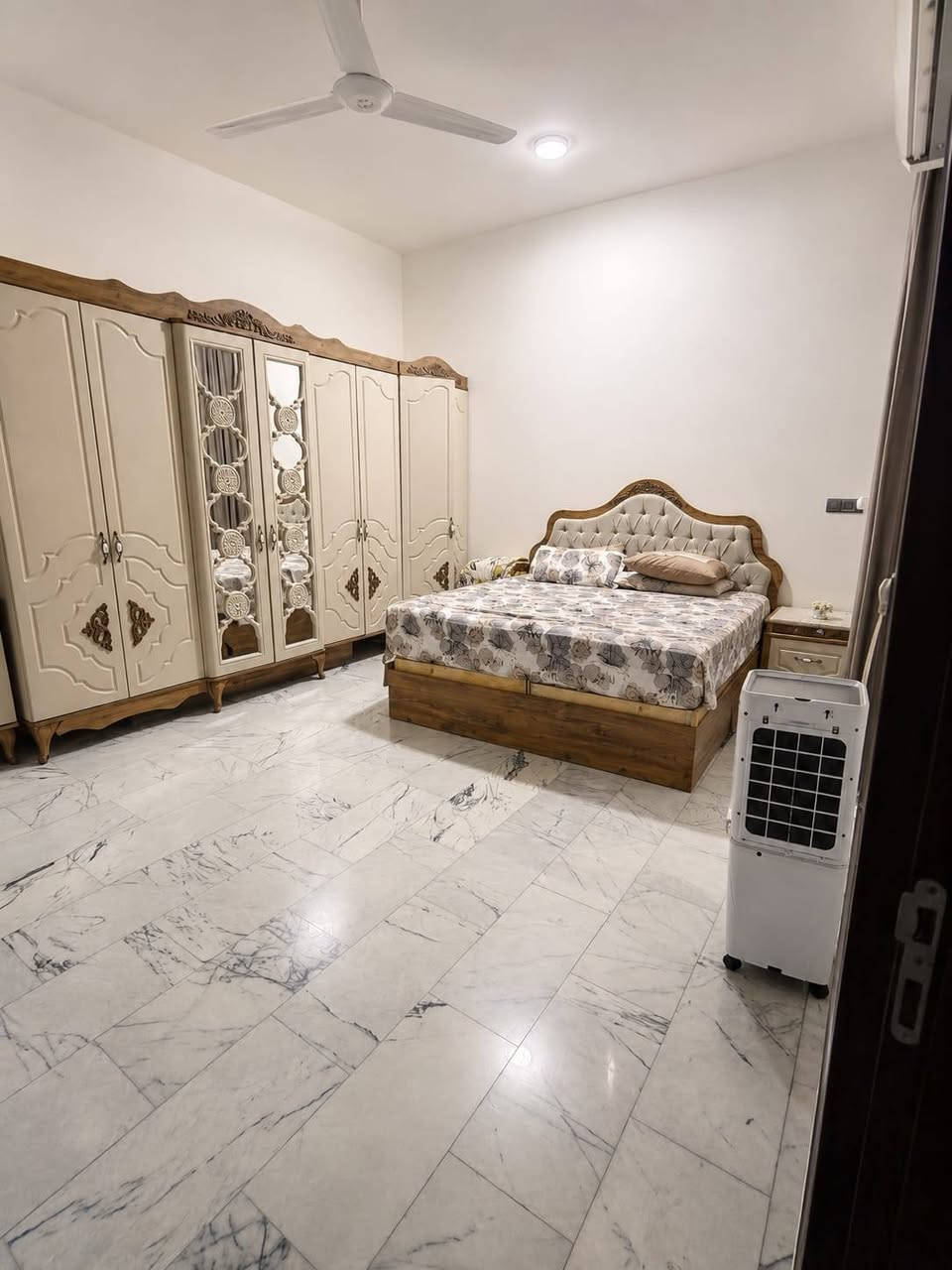 ‎دار بناء 2023 / 200م طابو صرف حي الزهراء الثانيه شارع المنار مقابيل اسواق العائله بالفرع خامس بيت
‎دار بناء 2023 / 200م طابو صرف حي الزهراء الثانيه شارع المنار مقابيل اسواق العائله بالفرع خامس بيت 
‎طابقين خمس غرف نوم ثنين جوه و3 فوگ صالتين كبار 3 مجمعات صحيه .. الارضيه مرمر درجه اولى مجاري وبواري مي( راك) وايرات كهرباء( فنار )ابواب تركي كلشي درجه اولى .. الي يتواصل وياي عندي صور لمراحل البناء والتسليح ... حديد اوكراني ...  ملاحضه البيت مطلوب للاسكان اقل 40 مليون شويه 
‎***********
