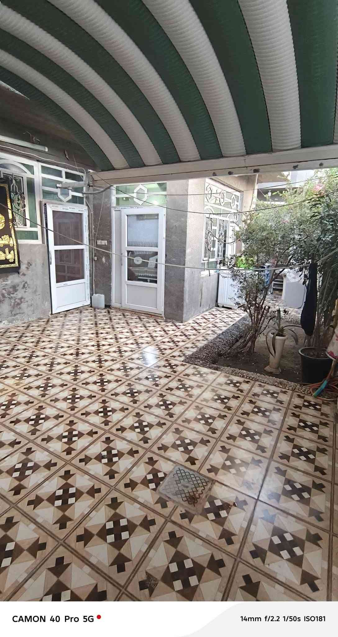 السلام عليكم 
دار للبيع طابو زراعي سند 25 تحويل مباشر باسم المشتري مساحة الدار 200 طابق واحد يحتوي على غرفتين نوم مطبخ كيلدور واستقبال وصحيات خارجيه وداخليه البيت مابي نقص ابد وبي كم شغله هديه وياهن ابو البيت يعوفهن البيت كولش مرتب ومكانه حلو  سطحة مطبك فرشي يعني كل قطرة رطوبة ماكو إطلاقاً البيت بلواقع احلى من الصور مكانه حله حي الصدرين سعره مناسب جداً للاستفسار خاص او زيارة مكتب عباس الشمري و سامر العميدي حله طريق حله نجف نزلة الامام بكر عليه السلام ***********
