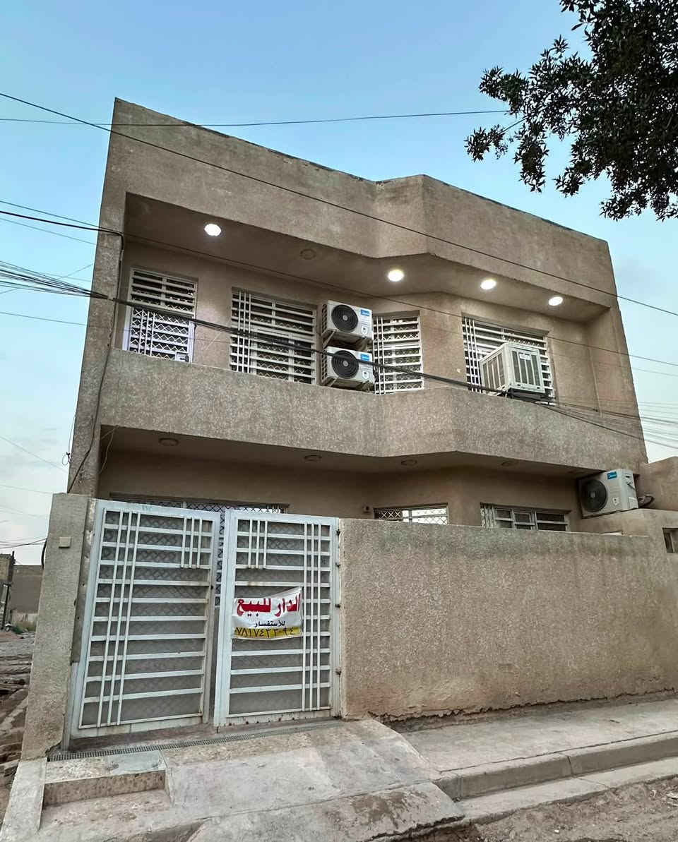بيت للبيع مساحة ١٠٠ م مربع
السلام عليكم 
بيت للبيع مساحته ١٠٠ مربع ركن 
ع شارع فرعي وشارع عام المنطقة
السريدات حي الشهيدين، يبعد عن سيطرة الشعب والشارع العام ٢٠٠ متر فقط
الواجهة ٩ م النزال ١١ م
الطابق الارضي:
استقبال ٥*٤
غرفة ٤*٤ 
مطبخ وحولي مزدوج 
تواليت خارجية
تواليت + حمام مزدوج داخلية 
مناور عدد ٢ 
الطابق الثاني:
غرفة ٥*٤
غرفة ٤*٤
غرفة ٣*٣
تواليت + حمام مزدوج 

للاستفسار الاتصال على رقم الهاتف (يوجد واتساب):
***********
