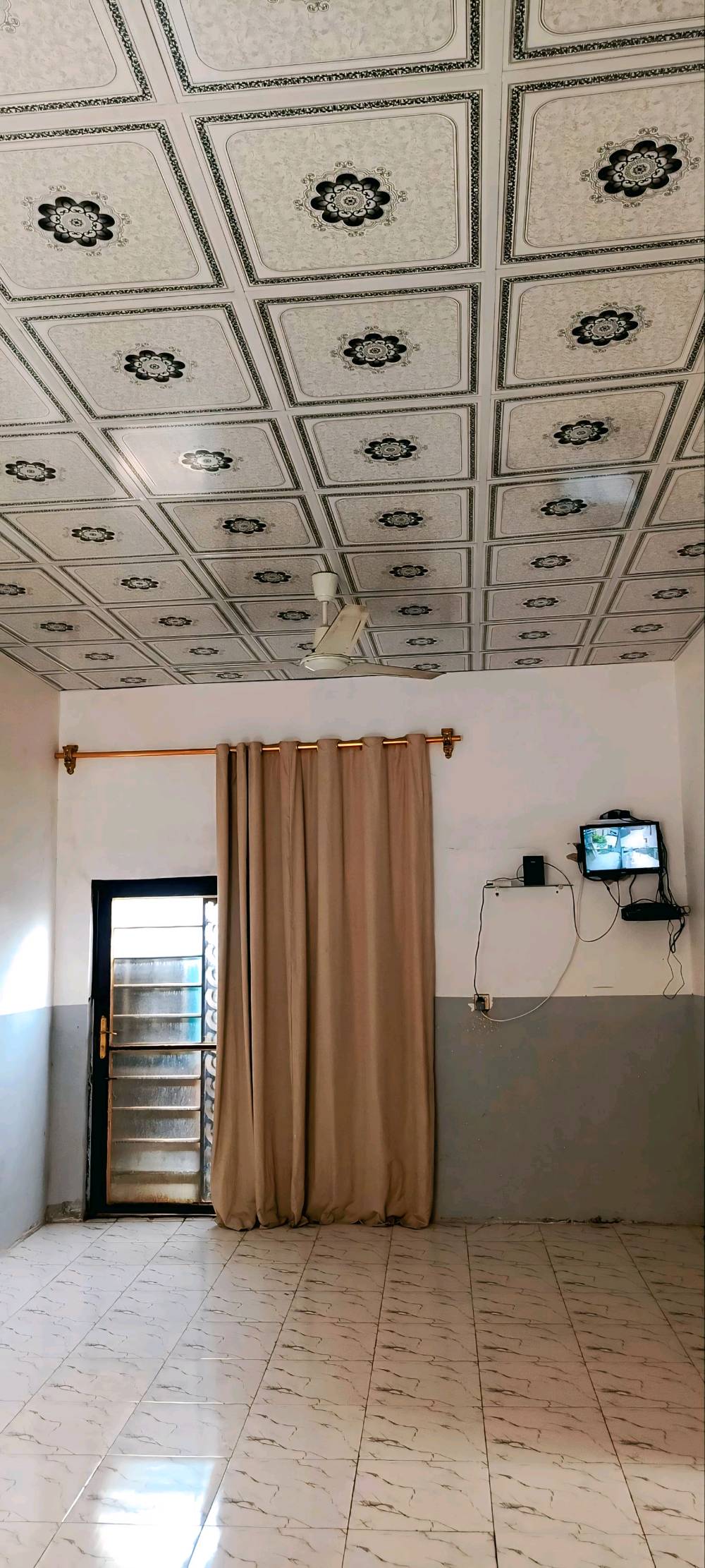سلام عليكم بيت للبيع 200متر بنا جديد2023ساس حجر رتفاع الحجر متر مطبخ 5في4 براني 7في 4 قرف ثنين اربعه متر ونص في اربعه متر الا ربع  حمام داخلي مكاشيف 2 سيراميك كل البيت حمام خارجي سقوف ثانويه كل البيت سكف سندويج مي ومجاري درجه وله العنوان ابو صخير شارع ابو صخير نجف يبعد عن شارع العام 700متر كله شارع لباب البيت  مدرسه تبعد عن البيت 100متر اتصال*********** واتساب مفتوح ولمو شراي ليتعبني