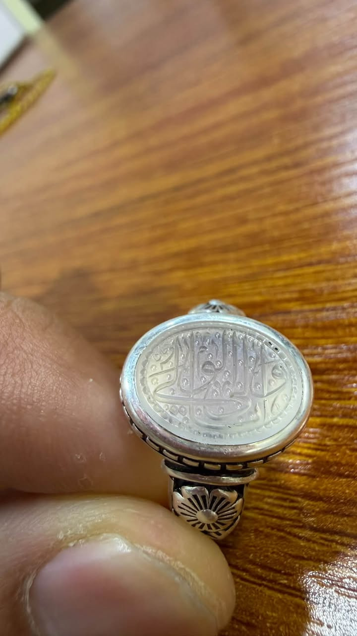خاتم من العقيق اليماني الاصيل لون ابيض زجاجي نوادر  خط رحيم  صياغة عارف مقاس 20 الخاتم
***********
