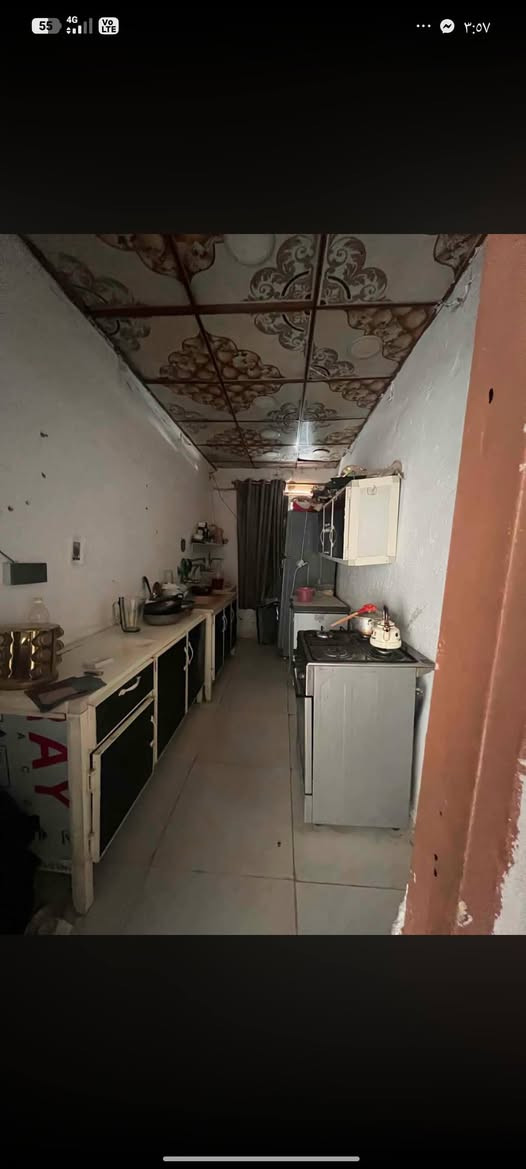 سلام عليكم بيت في المطار الجديد شارع اسواق فدك قرب شكله جنابي وهم قريب على شارع ملعب الكوفه 60 متر غرفه وصاله ومطبخ وطارمه صغيره 15معى الغرفه وبي مجال 
***********
