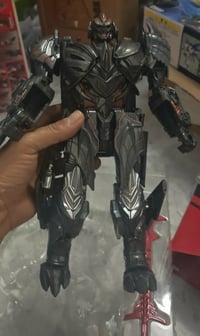 مجسم لعبة ميجاترون (Megatron) القابل للتحول من سلسلة "Leader Ultimate ...