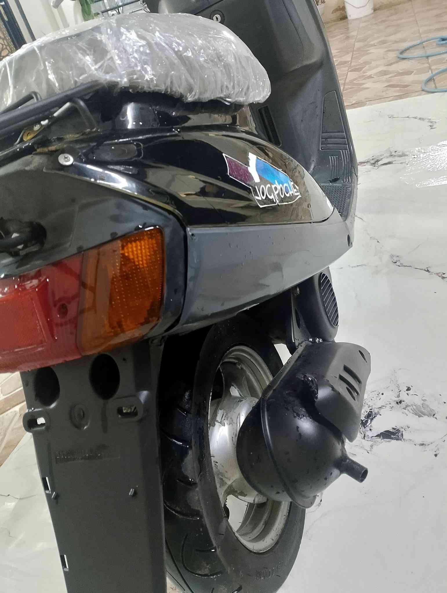 السلام عليكم، هذه الدراجة للبيع
النوع: ياماها (Yamaha))

المحرك: ما مفتوح وبدون أي مشاك

الكهربائيات: كلها شغالة ونظيفة

العدادات:شغال(عدادالسرع البنزين)

المكابح (البريك): يقف بمكانه، بدون أي عيب 

الفطر (الشرائح/الكفرات): ما مكسور 

وجاهز بلاديالإطارات (التواير): جديدة

*********** تعال واتساب او سیم

