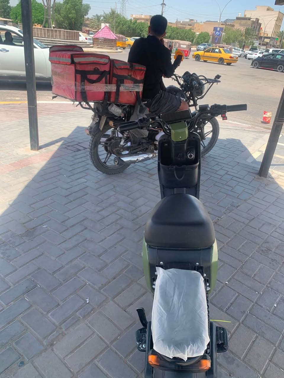 سلام عليكم دراجه شحن ارتسعه نوع ريان بطاريات جدد بيه بطاريه وحده بال تيسلا والبقيات ريان دراجه جديد بس ناقصه كفر امامي طك شويه مابين ملف مابي شي عقل رياضي 72Vدراحه تاخذ منه ماتصرف عليه ربع دينار سعره 375 وبيه مجال رقمي *********** بي واتساب ومتوجد خاص وبيه سويج وبصمه وشحنه الاصليه
