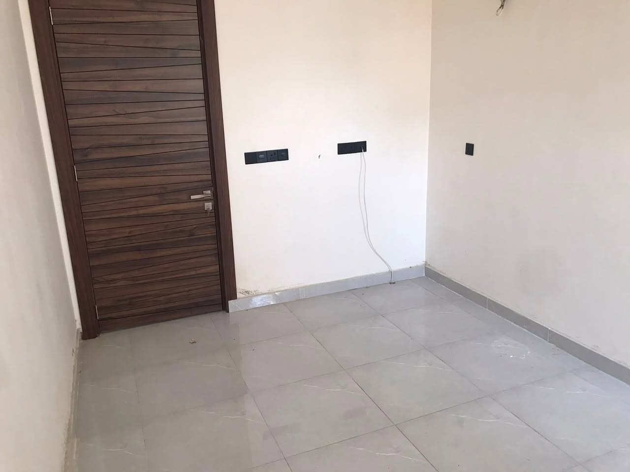 السلام عليكم 
دار للبيع طابو صرف سكني بناء حديث درجة اولى المساحه ٧٦م واقع حال ٨١ الواجهه ٥ونص مدخلين المنزل يحتوي على مدخل استقبال مع مدخل من  جهه المطبخ
العنوان الشعب .حي البساتين . الضباط 
الطابق الاول يحتوي  على غرفة نوم ومنور ومطبخ واستقبال وهول حولي وصحيات 
الطابق الثاني غرفتين نوم وصحيات
الطابق الثالث غرفة نوم كبيرة ومخزن
عرض الشارع  ٢٠ متر وعرض الرصيف امام الدار ٣مترات تشجير امام الدار
  المنزل  تاسيس خطوط سبالت وستلايت  وانترنيت  في كل غرف + كامرات خمس خطوط + تاسيس غساله + تاسيس خط للغاز 
ارضيه المنزل  بورسلين  والحمامات بورسلين حامضي
 تاسيس كهربائيات بوري للسقوف وسيمنس العقبة كهربائيات  من ماركه OTG وانارة ozen 
المنزل شغل كلش مرتب وعلى ايدينا مع استشاره مهندس للعلم البناء بارتفاع ٣.٣٠ ومنفصل وكل الجداران بناء ٩ انج حديد FF  اسمنت درجه اولى 
صحيات امل الشريف للرفت  وتركي للصحيات 
مختصر مفيد عدنا كل الصور وتفاصيل البناء 
السند باسمنا على طابو الاعظميه ....مع كاونتر BDF
للتواصل والاستفسار 
***********
