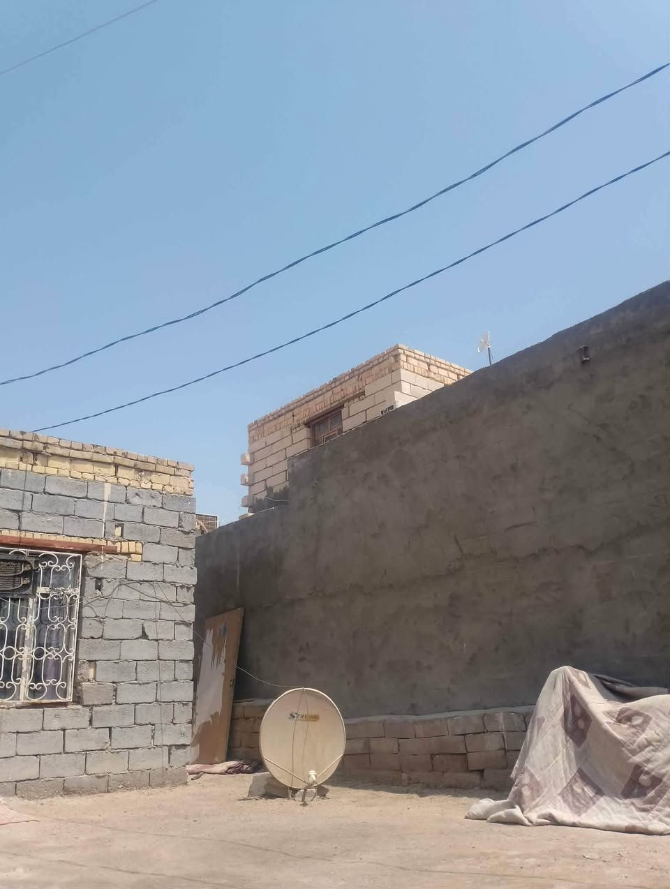 السلام عليكم بيت للبيع مساحته200.متر
بي غرفة نوم وحده، ومطبخ،وصالة جبيرة وحوش جبير وحمام جوه وحوش جبير الي ياخذه يعدل بي شوية الي عنده يرتبه احنه ماعدنه ونريد نبيع 29وبي مجال بي ماي وين ماجان، وكهرباء مكان،ناصريه سديناوية،قريب على شارع التبلط مو تجاوز،زراعي ويمنه ناس ساكنه وجاي تجي تبني يمنه،خوش ناس، بس احنه مستعجلين على بيعته لان نريدنه بيت زغير وهاذا الي عنده يعدل بي شوية ويسوي بي بيتونه ودوانية بالحوش لان حوش جبير،يحب يراسلنه على رقمنا هاذا،***********
