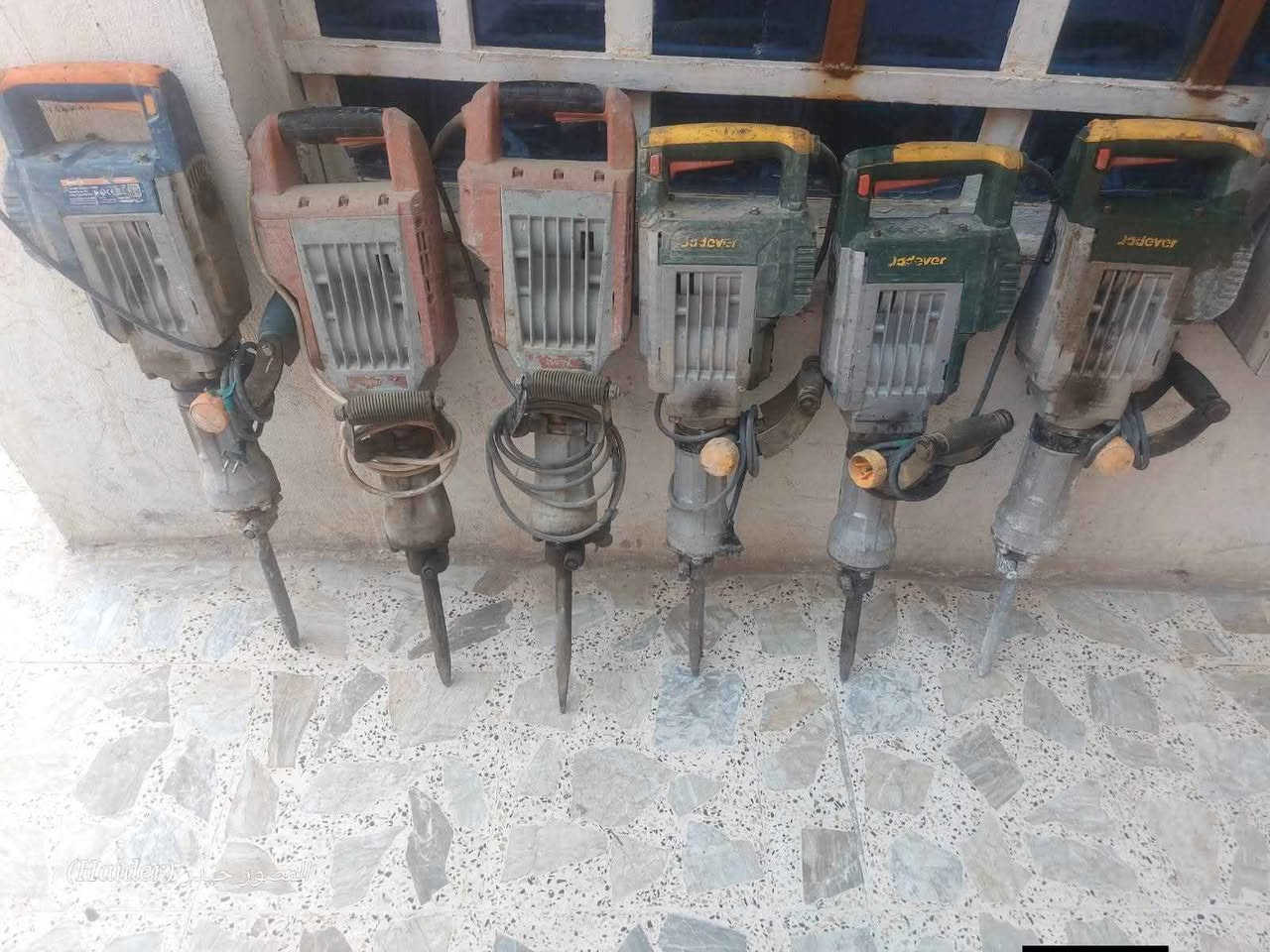 دريل كسار كبير 
دريل كسر صغير 
كمبريسر

*********** بغداد, العراق
