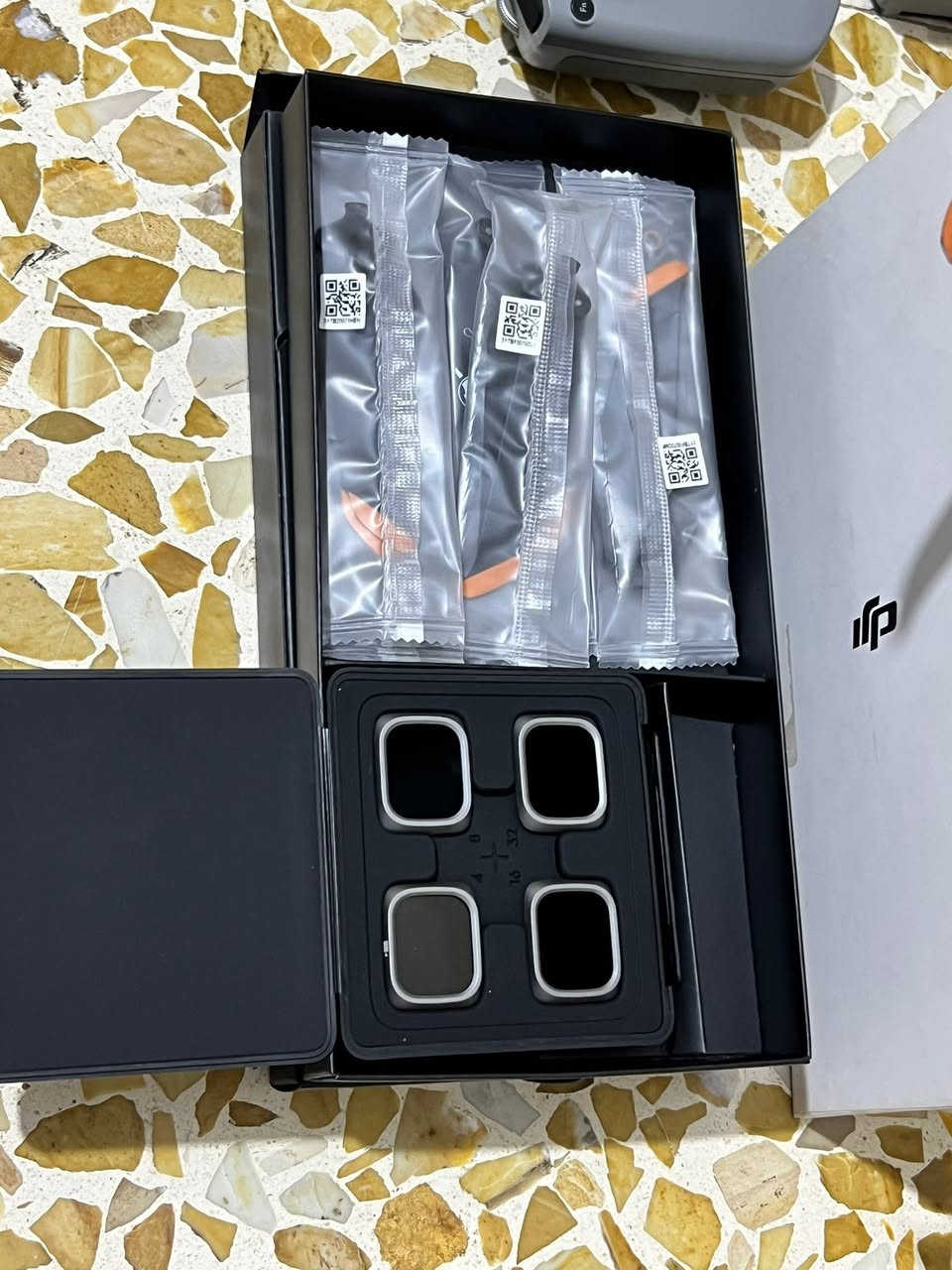 درون Air 2s • ٥ بطاريات • كامل الملحقات