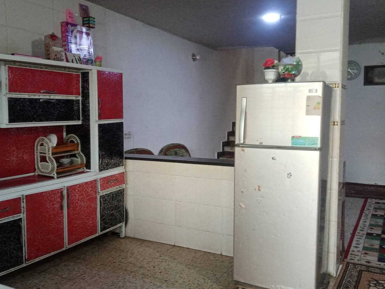 بسم الله الرحمن الرحيم بيت للبيع في حي السفير من جهة الشماعية خلف جامع الإمام الحسين ع موقع حلو المساحه ١٧٠ م واجهة ٨ ونص نزال ٢٠ طابق ونص مرمم جديد الطابق الأول استقبال كبيره ومطبخ مفتوح ع الصاله وغرفة نوم وحمام داخلي وحمام خارجي الطابق الثاني غرفة نوم وحمام السعر ١٦٠ بي مجال للاستفسار الاتصال على الرقم ***********
