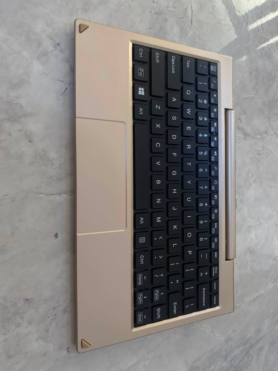 لابتوب / آيباد (2في 1)
بنظام ويندوز 10 💻📱
 يشغل برامج الأوفيس (وورد، إكسل، باوربوينت وغيرها)، 
وتقدر تحمل عليه ألعاب وتلعب بشكل طبيعي، 
بالإضافة لبرامج التواصل والتطبيقات (يوتيوب، واتساب، تليجرام، فيسبوك، سينمانا).
 لمس سريع وسلس جداً ودقة عالية، مع لاصق ضد الكسر لحماية الشاشة.
 نظيف جداً كيبورد ممتاز، وبطارية تطول بالشحن.
 الملحقات: الكرتونة الأصلية والشاحنة الأصلية.
السعر: 150 ألف قابل للتفاوض
المكان: الناصرية - المركز
لتواصل ***********
