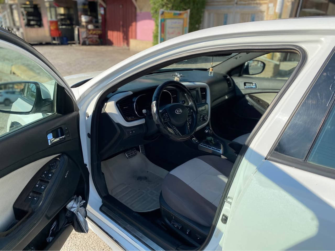 2013 Kia Optima · Wagon · المسافة المقطوعة: 106000 كم

للبيع سيارة كيا أوبتيما موديل 2013 فئة SXL (أعلى فئة بالمواصفات والجمالية).
الرقم والسنوية: رقم بغداد ، السنوية باسمي والتحويل مباشر.
المسافة المقطوعة: 106,000 ميل.
تفاصيل الحادث والبدن: الحادث أمريكي (ضربة جنطة فقط)، 
والسيارة واضحة أمامك وبدون أي عيوب مخفية.
المواصفات: محرك ٢٠٠٠ تيربو ، بصمة، شاشة كبيرة أصلية مع كاميرا، كراسي جلد كهرباء (تدفئة وتبريد)، فتحة سقف بانوراما، ويل كروم، وباقي مواصفات الـ SXL معروفه. 
السعر المطلوب: ٩٣ ورقه

مكان السيارة: كربلاء

للاتصال : *********** كربلاء, العراق
