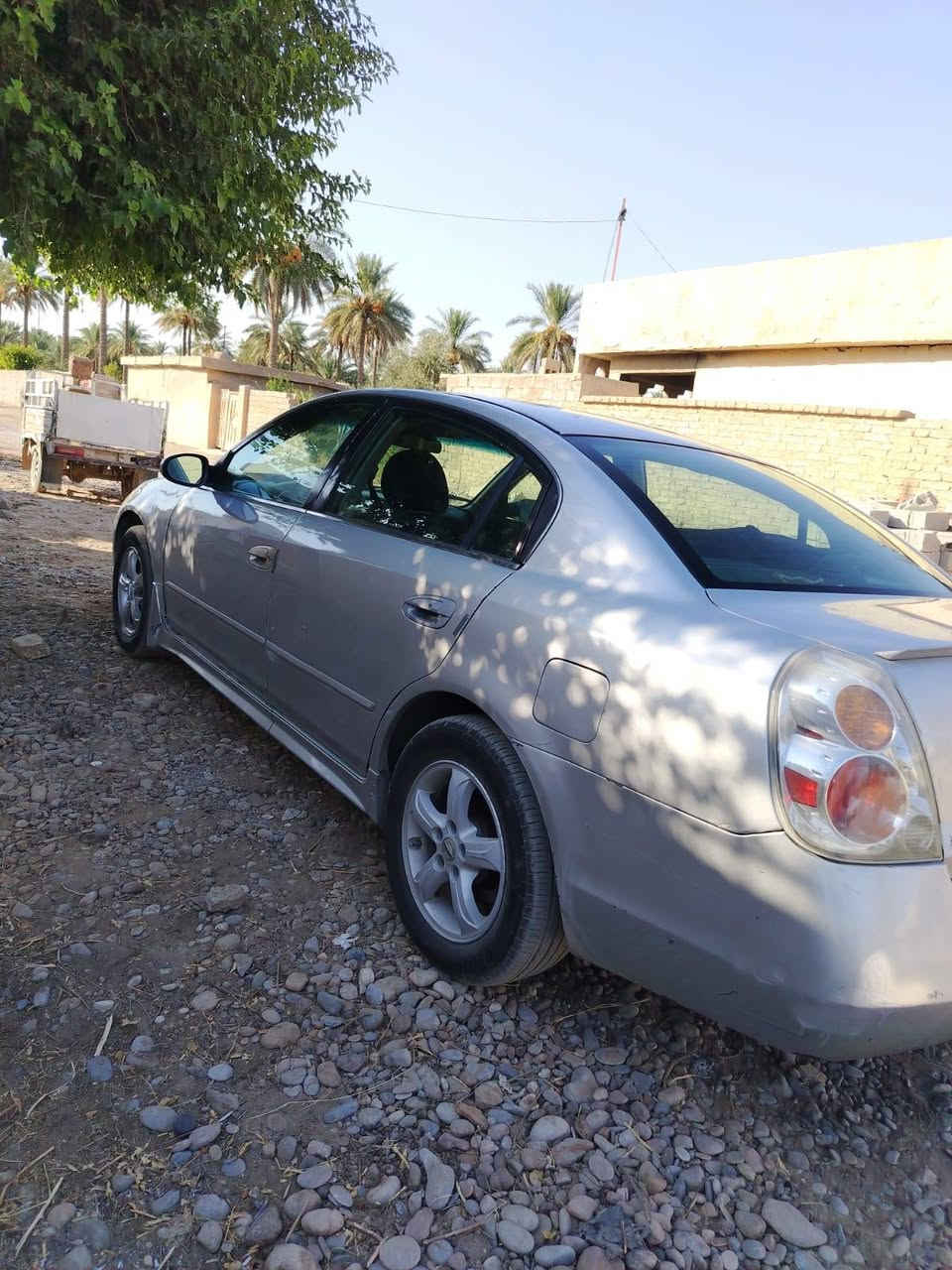 سيارة التما  نسان خليجي موديل 2005  نضيفه تبريد شغال شرط  تحويل ريدها 50 بيها مجال  ***********
