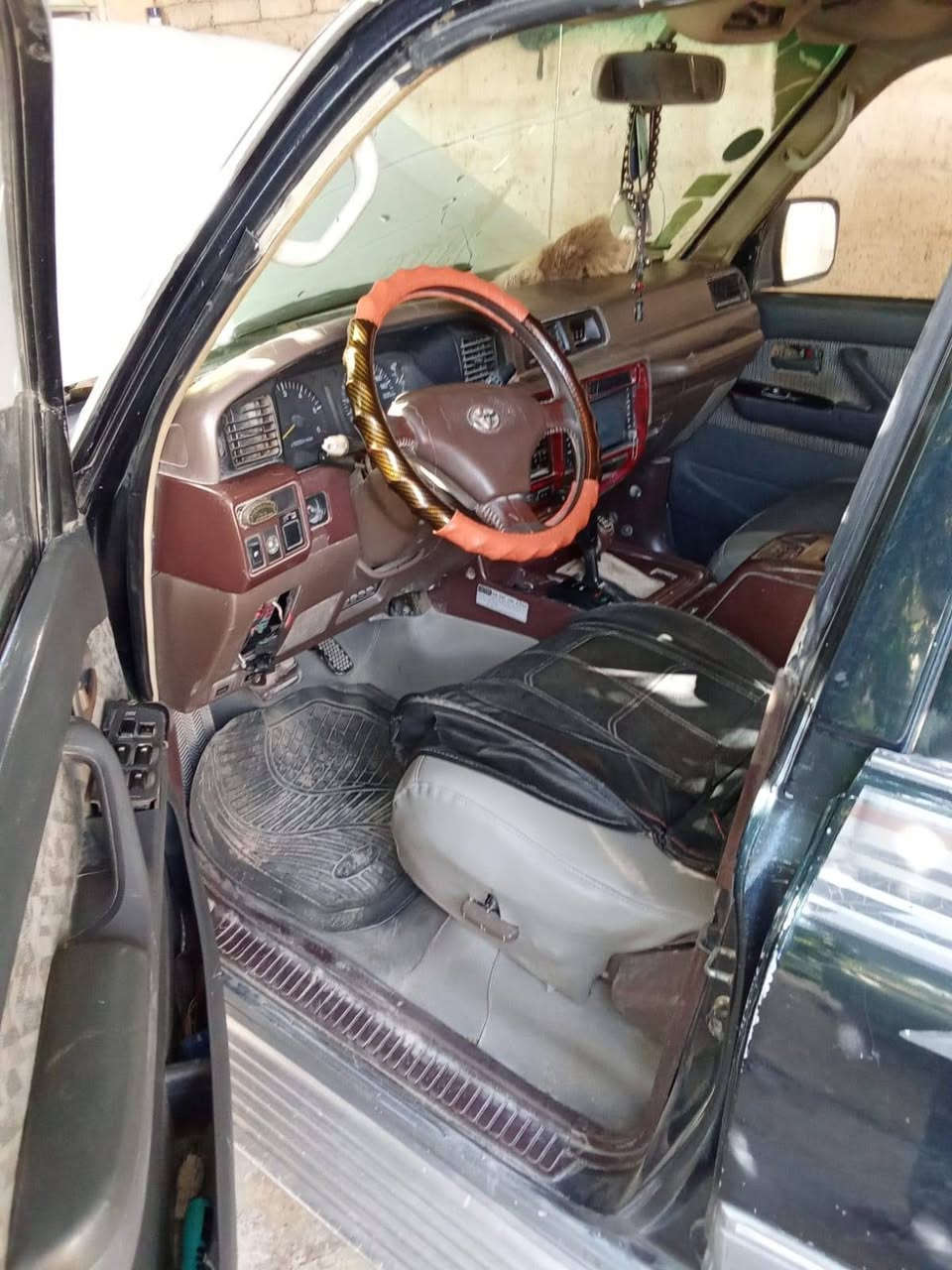 السلام عليكم
للبيع؛ لاندكروز ليلة علوي موديل ١٩٩٥ فول مواصفات

محرك اكسل؛ جيد؛
كير البك يهوف؛ عايزة كلجات؛ ولكدام درجة اولا؛ 
تايرات جدد بل نايلون؛
كشرهة بلادي؛
صبغ ابلادي؛ 
رقم دولي؛ سنوية تحويا ثاني يوم؛
تبريد عايزة شحن غاز فقط؛
سعر 50 ورقة وبيهة مجال للشراي
للستفسار ***********؛ مكان السيارة صلاح الدين سامراء
