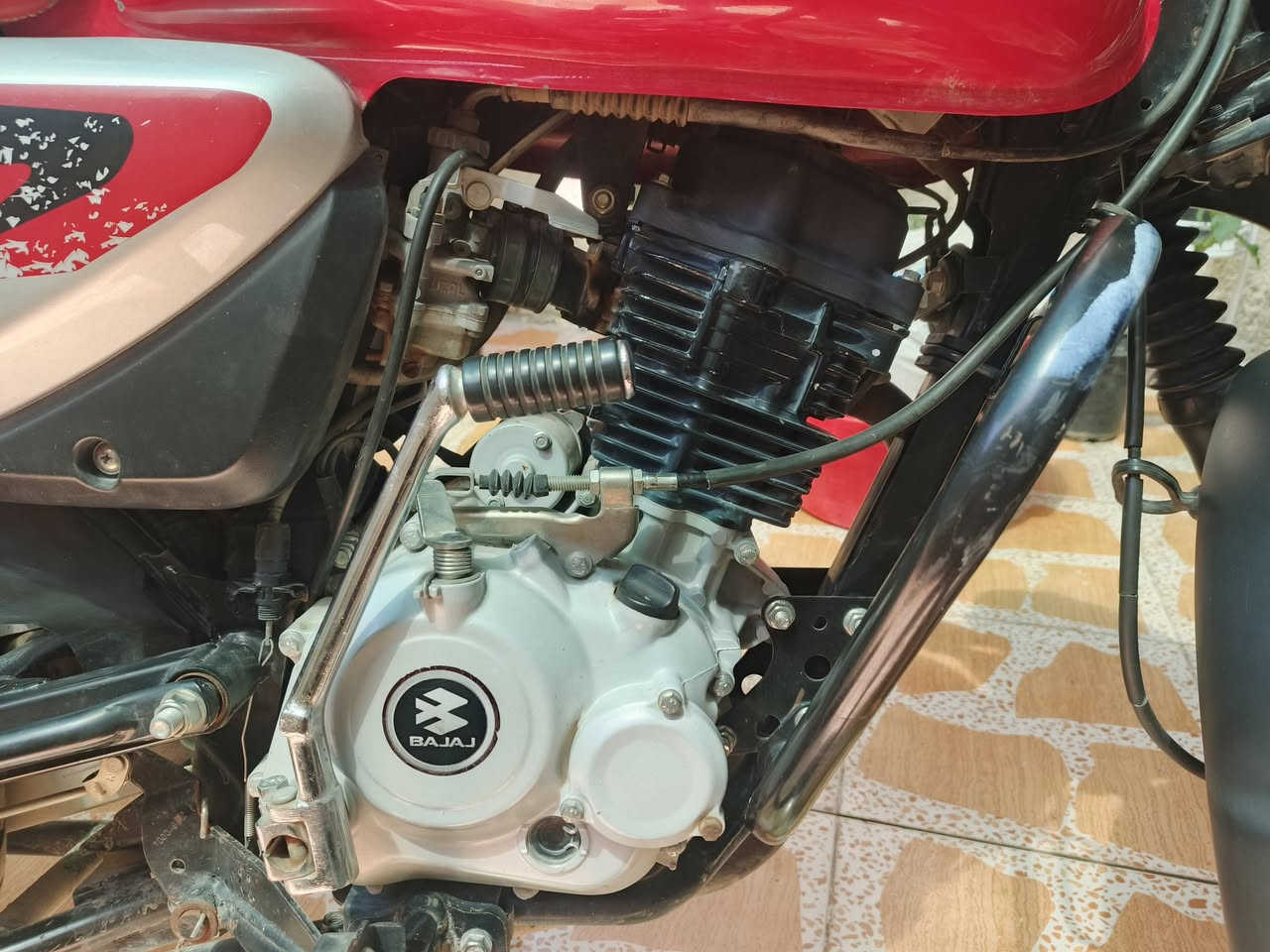 للبيع: دراجة بوكسر (Boxer BM 150) موديل 2022 🏍️🔥
​المواصفات والتفاصيل:
• الموديل: 2022
• المسافة المقطوعة: 82 ألف كم.
• الاستخدام: استخدام شخصي، مامشتغل بيها دلفري نهائياً.
• الأوراق: كاملة وأصولية (سبع أوراق بوجهك للترقيم).
• الكهربائيات: شغالة بالكامل 100% (فقط اللايت الصغير الأيمن مكسور).
​ملاحظة للأمانة: الدراجة محتاجة تجفيت فقط، وباقي الأجزاء والأوراق جاهزة.
​• السعر: مليون و 150 ألف دينار .
​📌 للتواصل والاستفسار وتساب فقط: [***********]

