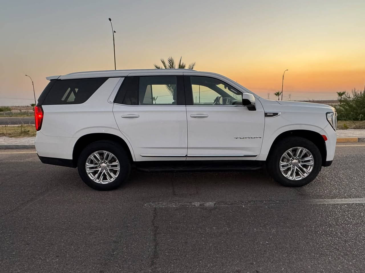 GMC Yukon SLT 2024 جمسي 
* محرك V8 5.3L
* دبل 4WD + دفع ثنائي 2H
* گير أوتوماتيك 10 سرعات
* 8 راكب
* دواخل جلد
* مقاعد أمامية تدفئة تبريد
* شاشة ومواصفات أمان متكاملة
* لون أبيض، شكل SLT
* رقم بصرة كتاب شهداء 
* حادثها 3 قطع چاملغين وبنيد
* مكان السيارة البصرة السعر 42,000$
* للأستفسار ***********
